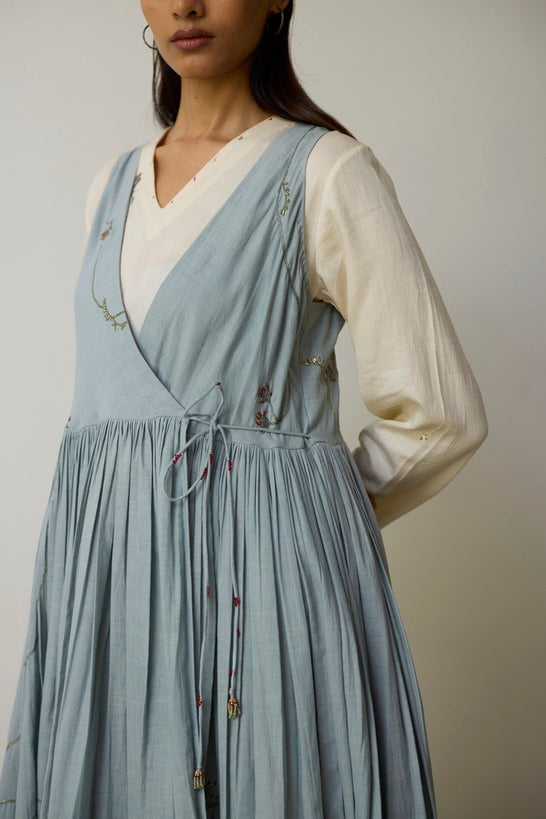 TAVI | Ivory and Blush Blue Handloom Cotton Agrakha Set