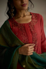 Load image into Gallery viewer, Naira - Brick rust mul chanderi kurta with salwar paired with a green kota silk dupatta
