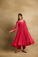 Load image into Gallery viewer, Naisha -  Hot pink mul chanderi kurta set with red kota silk dupatta
