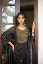 Load image into Gallery viewer, Parnika -  Charcoal mul chanderi kurta with tissue yolk, kota silk green dupatta, handcrafted ari zardozi work
