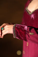 Load image into Gallery viewer, NAZREEN EMBROIDERED VELVET KURTA SET

