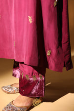 Load image into Gallery viewer, NAZREEN EMBROIDERED VELVET KURTA SET
