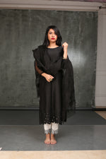 Load image into Gallery viewer, SWAN BLACK EMBROIDERED KURTA SET
